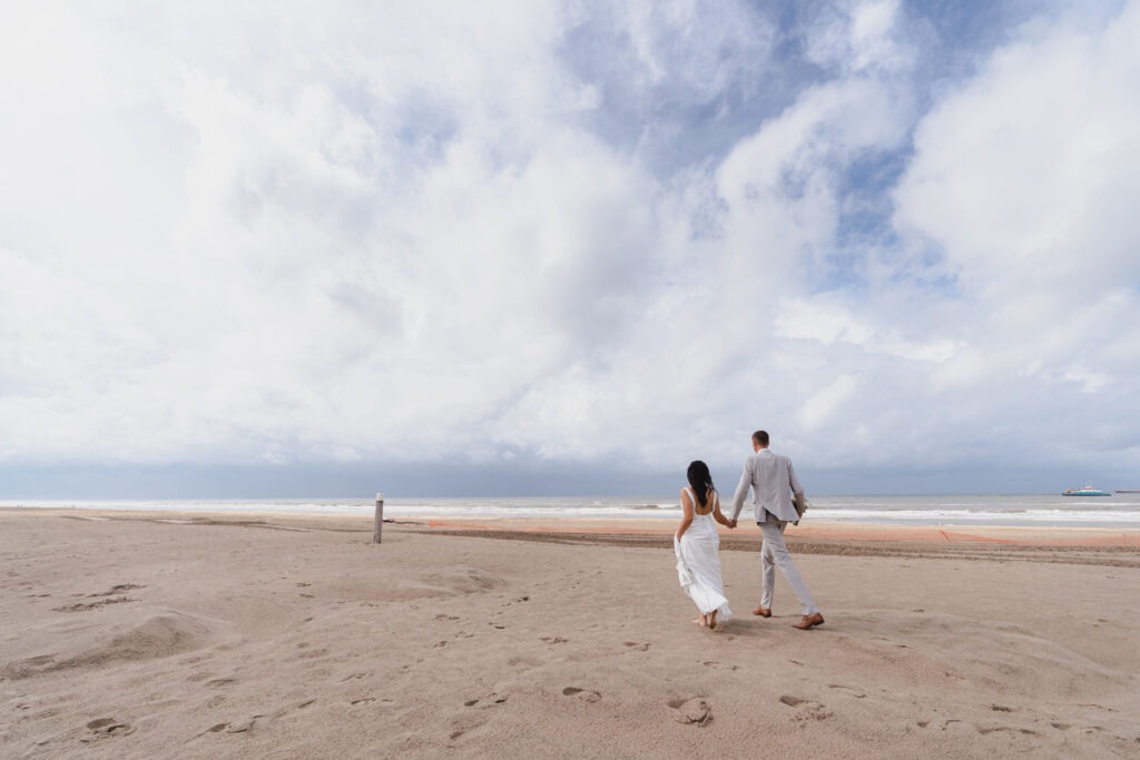 bruidsfoto's op het strand