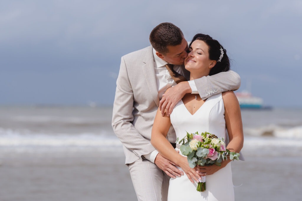 trouwfoto's aan zee maken