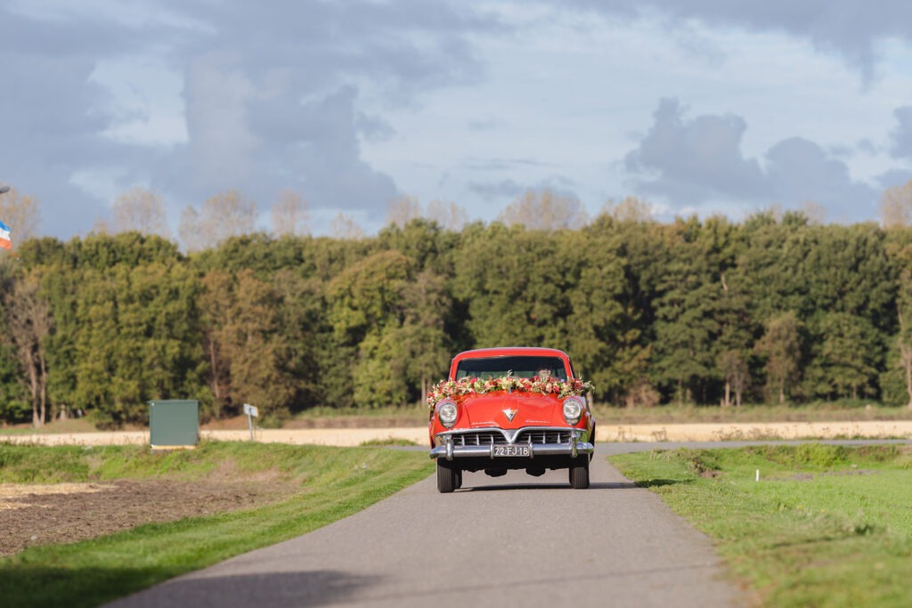 Aankomst bruidsauto rood