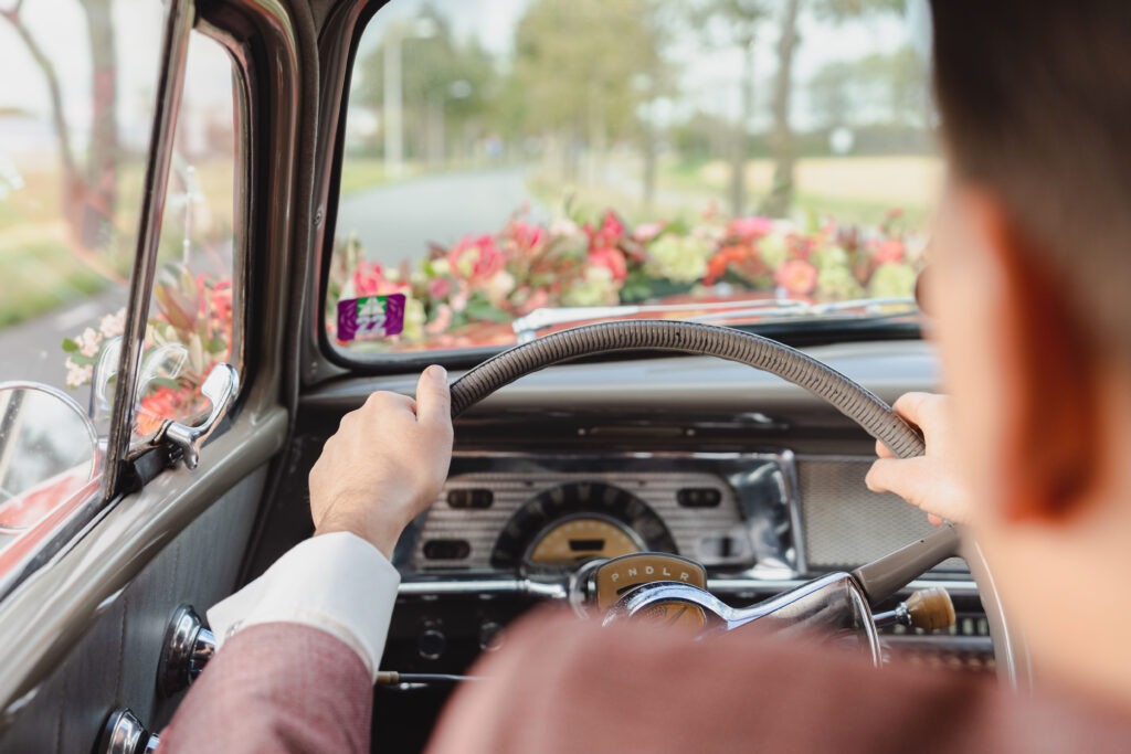 Bruidegom trouwfotografie auto