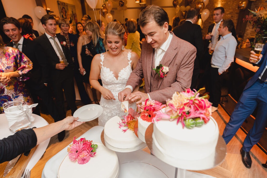 taart aansnijden bruiloft fotografie