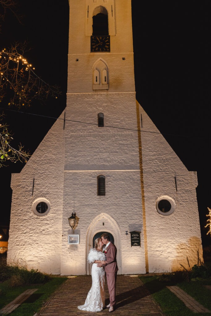 witte kerkje in de avond fotografie