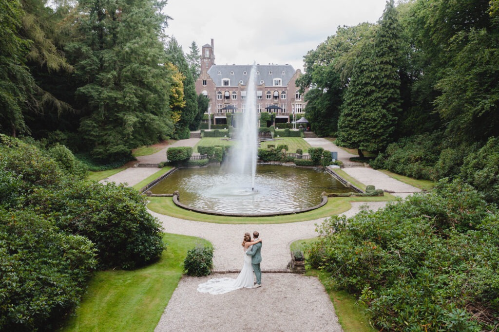 drone foto bij hooge vuursche utrecht van bruidspaar